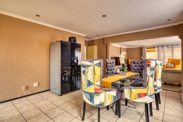 What Trends Define the Evolution of Women's Fashion in the UK Today?